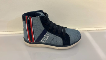 تصویر از کتانی طرح جین پسرانه