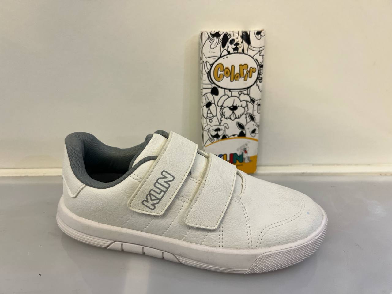 کتانی ونس چسبی در در دو رنگ